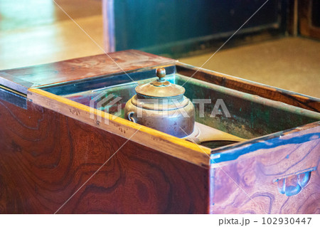 長火鉢と茶壷 102930447