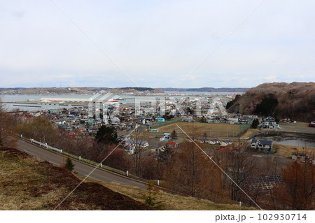 愛冠岬から眺める厚岸湾と厚岸大橋、厚岸駅、道の駅方面 102930714