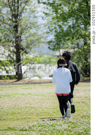 公園でランニング中のカップル 公園でランニング中のカップル 102931300