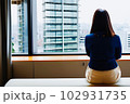 窓から外を眺める女性 102931735