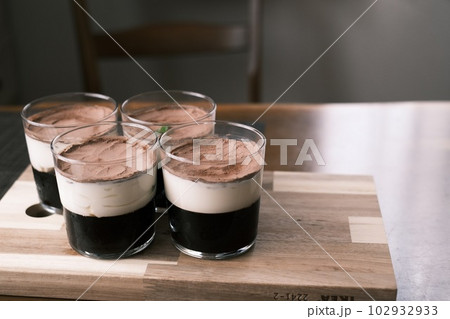 グラスに入った4つの洋菓子 102932933