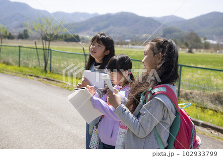 小学校の校外学習の様子 102933799