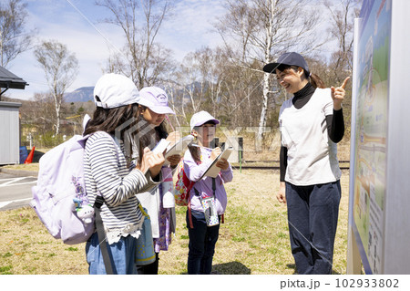 小学校の校外学習の様子 102933802