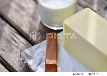 業務用バターとグラスミルク　乳製品 102934900