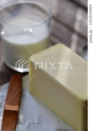 業務用バターとグラスミルク　乳製品 102934904