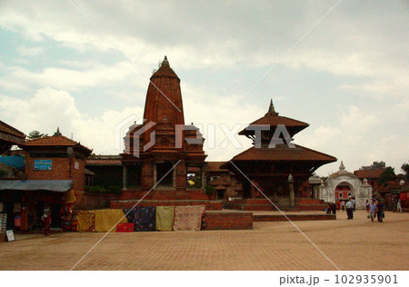 ネパール　カトマンドゥ盆地　バクタプル 102935901