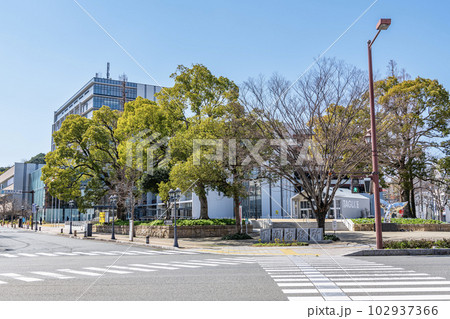 山口県下関市　快晴の下関市役所新庁舎 102937366