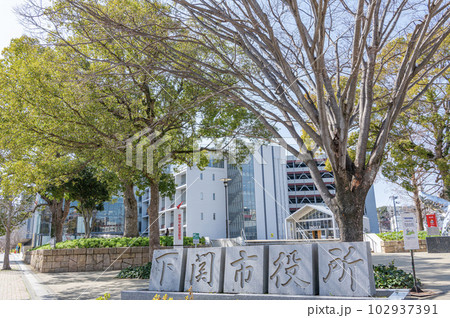 山口県下関市　快晴の下関市役所新庁舎 102937391