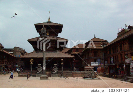 ネパール　カトマンドゥ盆地　バクタプル　タチュパル広場のダッタトラヤ寺院 102937424