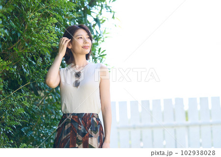 休暇を楽しむ若い女性 102938028