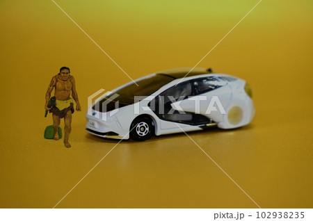 金背景でEV車とネアンデルタール 102938235