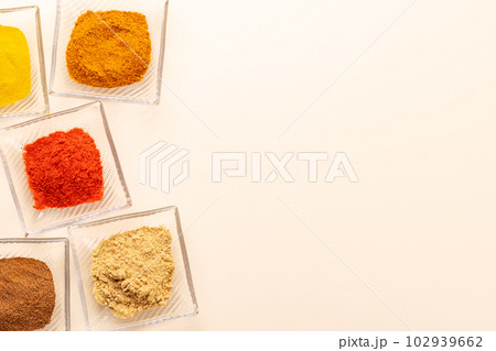 Various dried spices in small bowls 102939662