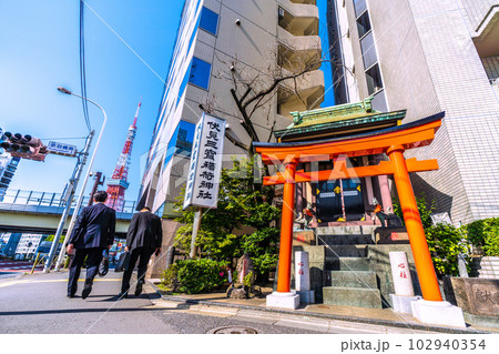 日本の東京都市景観 連続真夏日…赤羽橋南前の伏見三寶稲荷神社や東京タワーなどを望む＝18日 102940354