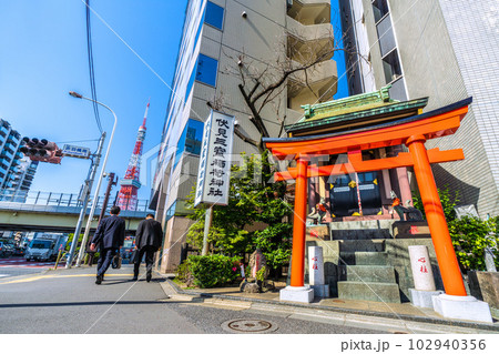 日本の東京都市景観 連続真夏日…赤羽橋南前の伏見三寶稲荷神社や東京タワーなどを望む＝18日 102940356