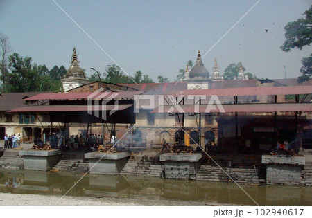 ネパール カトマンドゥ パシュパティナートのアルエガート ネパール カトマンドゥ パシュパティナートのアルエガート 102940617
