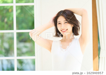 リビングで佇む若い女性 リビングで佇む若い女性 102940957