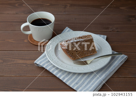 コーヒー シフォンケーキ 木のテーブル 102943155