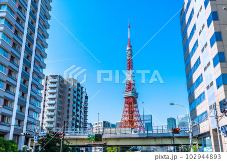 日本の東京都市景観 東京タワー。赤羽橋南の交差点から東京タワーなどを望む＝18日 102944893