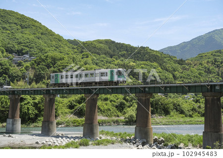 穴吹川の鉄橋を渡る徳島線の普通列車 穴吹川の鉄橋を渡る徳島線の普通列車 102945483