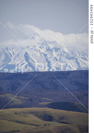 礼文島ゴロタ岬展望台から見る利尻山 礼文島ゴロタ岬展望台から見る利尻山 102945494