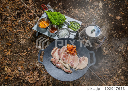 サムギョプサル　韓国焼肉　Barbecue of Korean pork(samgyeopsal) 102947658