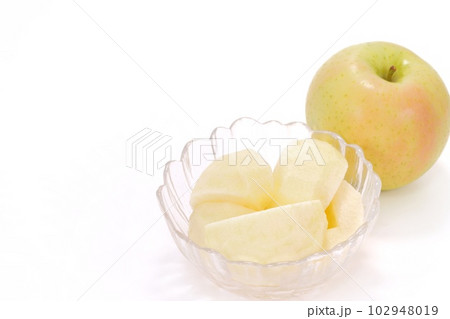 リンゴ　剥き　カット　デザート　トキ　明るい背景 102948019