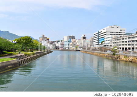 平瀬橋／佐世保川より上流方向を望む(長崎県佐世保市)【2023.5】 102948095