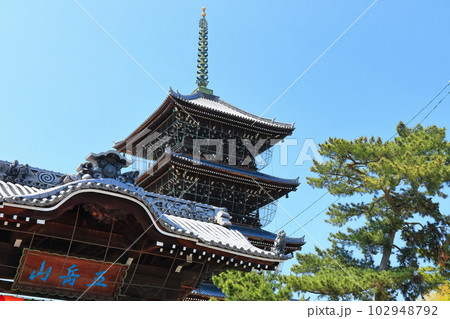 【香川県】四国霊場「第75番札所」総本山善通寺（南大門と五重塔） 102948792