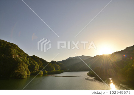 日の出の風景 102949673