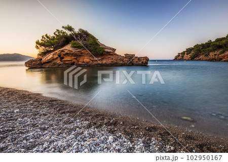 Smooth water and the small island. 102950167