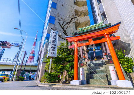 日本の東京都市景観 東京タワー。赤羽橋南の交差点から東京タワーや伏見三寶稲荷神社などを望む=18日 日本の東京都市景観 東京タワー。赤羽橋南の交差点から東京タワーや伏見三寶稲荷神社などを望む=18日 102950174