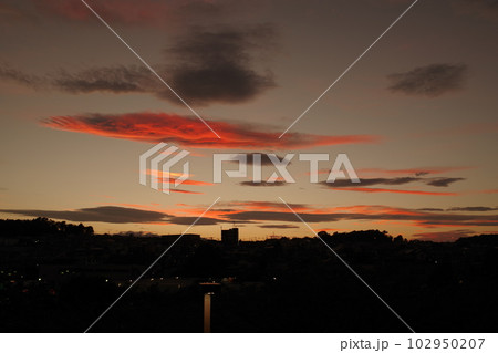 刻一刻と表情を変える秋の夕暮れ1の写真素材 [102950207] - PIXTA