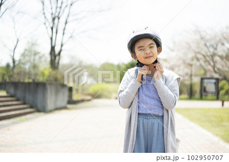 ヘルメットをかぶる女の子 ヘルメットをかぶる女の子 102950707