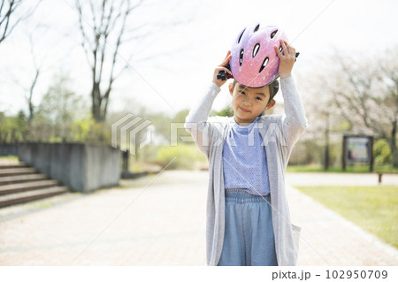 ヘルメットをかぶる女の子 ヘルメットをかぶる女の子 102950709