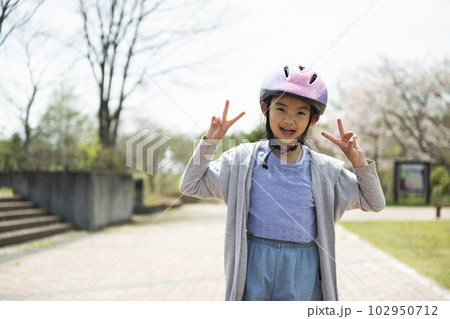 ヘルメットをかぶる女の子 ヘルメットをかぶる女の子 102950712
