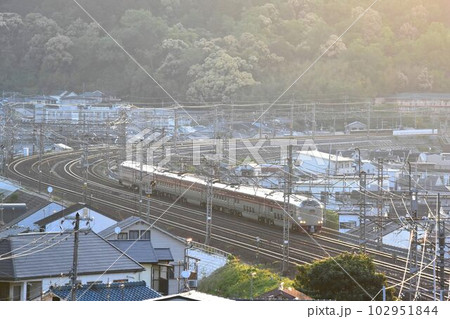 東海道本線　早朝　山科大カーブを快走　特急サンライズエクスプレス 102951844