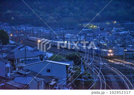 早朝の東海道本線　山科大カーブを快走　スーパーレールカーゴ　高速貨物電車 102952317