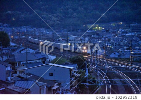 早朝の東海道本線 山科大カーブを快走 スーパーレールカーゴ 高速貨物電車 早朝の東海道本線 山科大カーブを快走 スーパーレールカーゴ 高速貨物電車 102952319