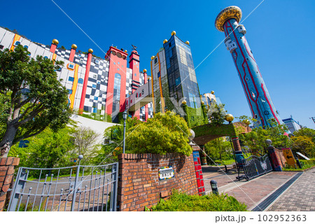 青空に映えるごみ焼却施設　舞洲工場 102952363