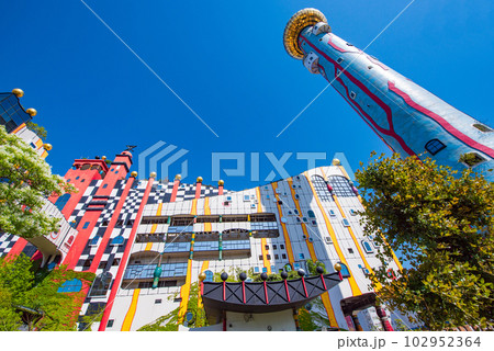 青空に映えるごみ焼却施設　舞洲工場 102952364