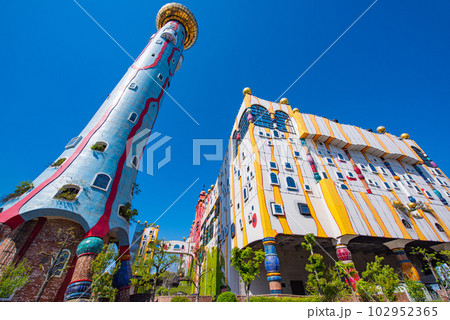 青空に映えるごみ焼却施設　舞洲工場 102952365