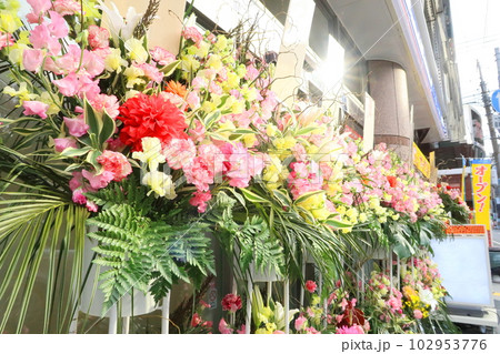 新規開店のお祝いスタンド花 102953776