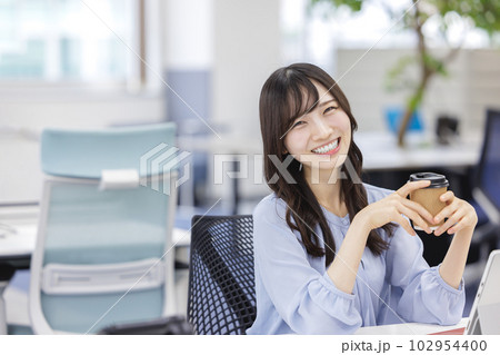 オフィス 若い女性 ビジネスシーン オフィス 若い女性 ビジネスシーン 102954400