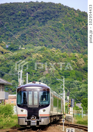 鵜沼駅付近を走る特急ひだ 102954433