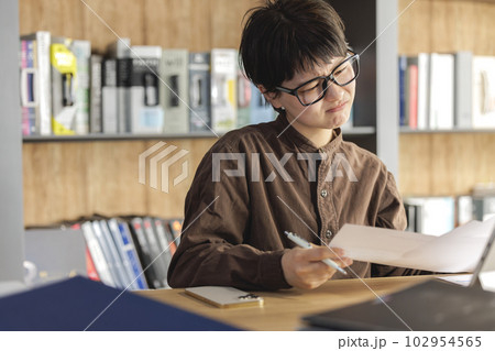 資料作成に悩む若いビジネスウーマン 102954565