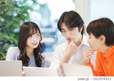 オフィスでミーティングをする若い男女 102954852