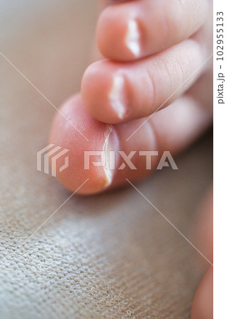 お昼寝している幼児の可愛い足と爪 102955133