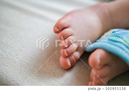 お昼寝している幼児の可愛い足と爪 お昼寝している幼児の可愛い足と爪 102955138