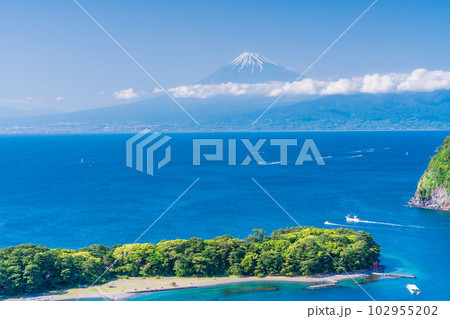 （静岡県）戸田御浜岬　沖の船と富士山 102955202