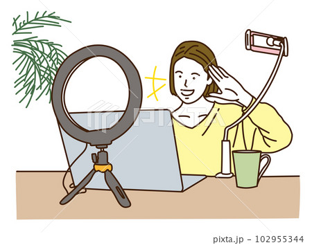 ノートパソコンで動画配信をする若い女性 ノートパソコンで動画配信をする若い女性 102955344